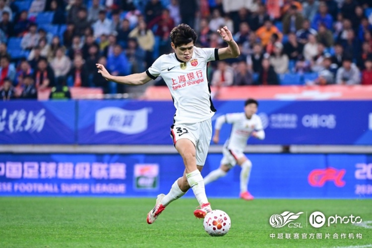 青島海牛3-1上海海港：吾米提江染紅致十人作戰(zhàn)，劉祝潤中柱難挽敗局