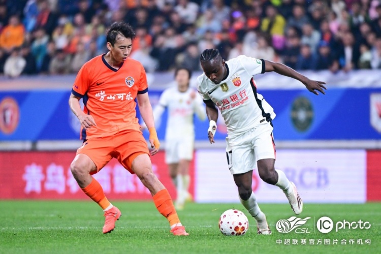 青島海牛3-1上海海港：吾米提江染紅致十人作戰(zhàn)，劉祝潤中柱難挽敗局