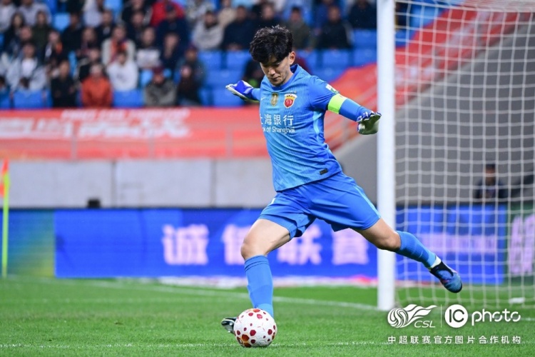 青島海牛3-1上海海港：吾米提江染紅致十人作戰(zhàn)，劉祝潤中柱難挽敗局