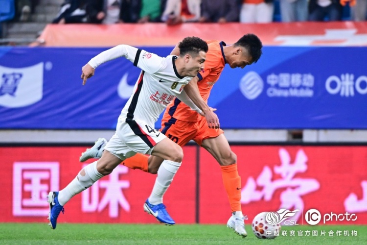 青島海牛3-1上海海港：吾米提江染紅致十人作戰(zhàn)，劉祝潤中柱難挽敗局