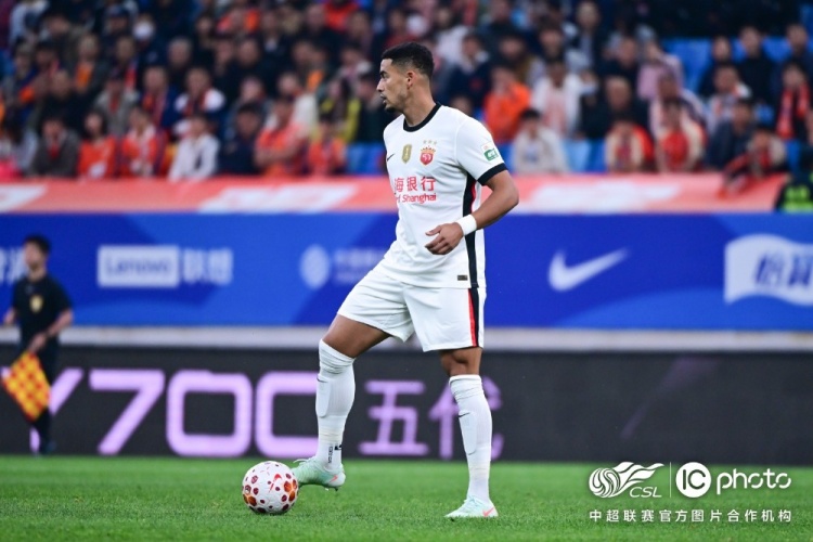 青島海牛3-1上海海港：吾米提江染紅致十人作戰(zhàn)，劉祝潤中柱難挽敗局