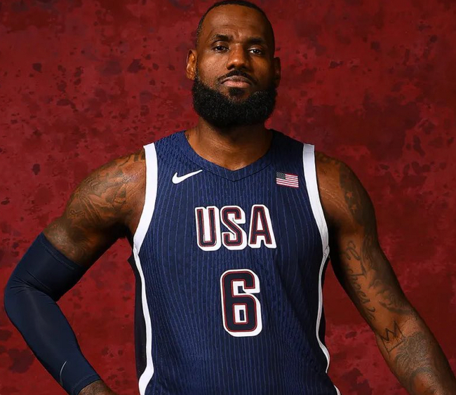 詹姆斯當(dāng)選美國奧運代表團(tuán)旗手，NBA本土球員首例