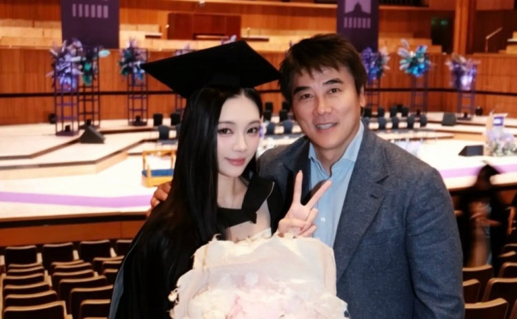 李明女兒曬合影回應(yīng)五年禁足：白玉落塵，時間給出答案