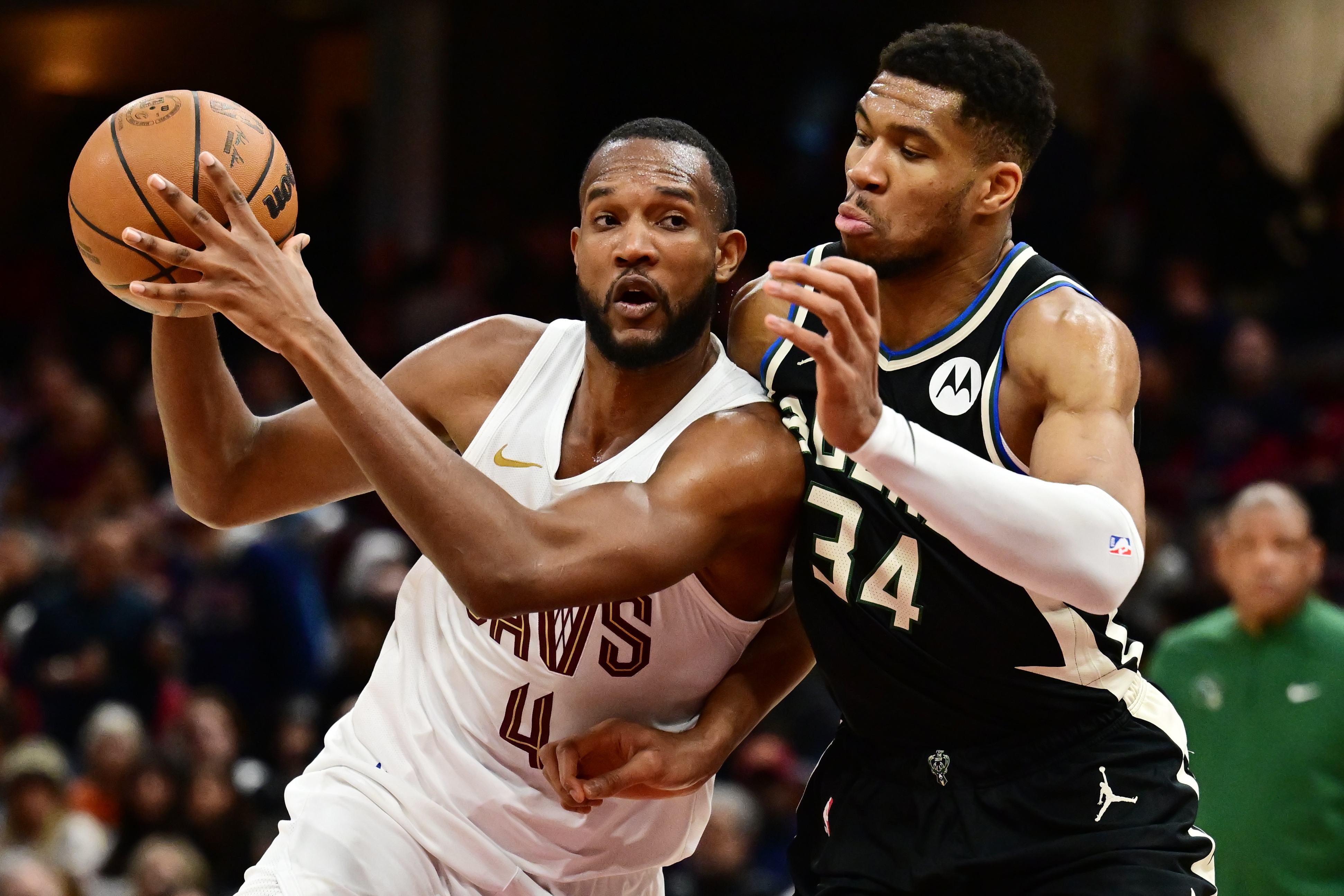 交易截止日雄鹿提議字母哥換莫布里，騎士拒絕