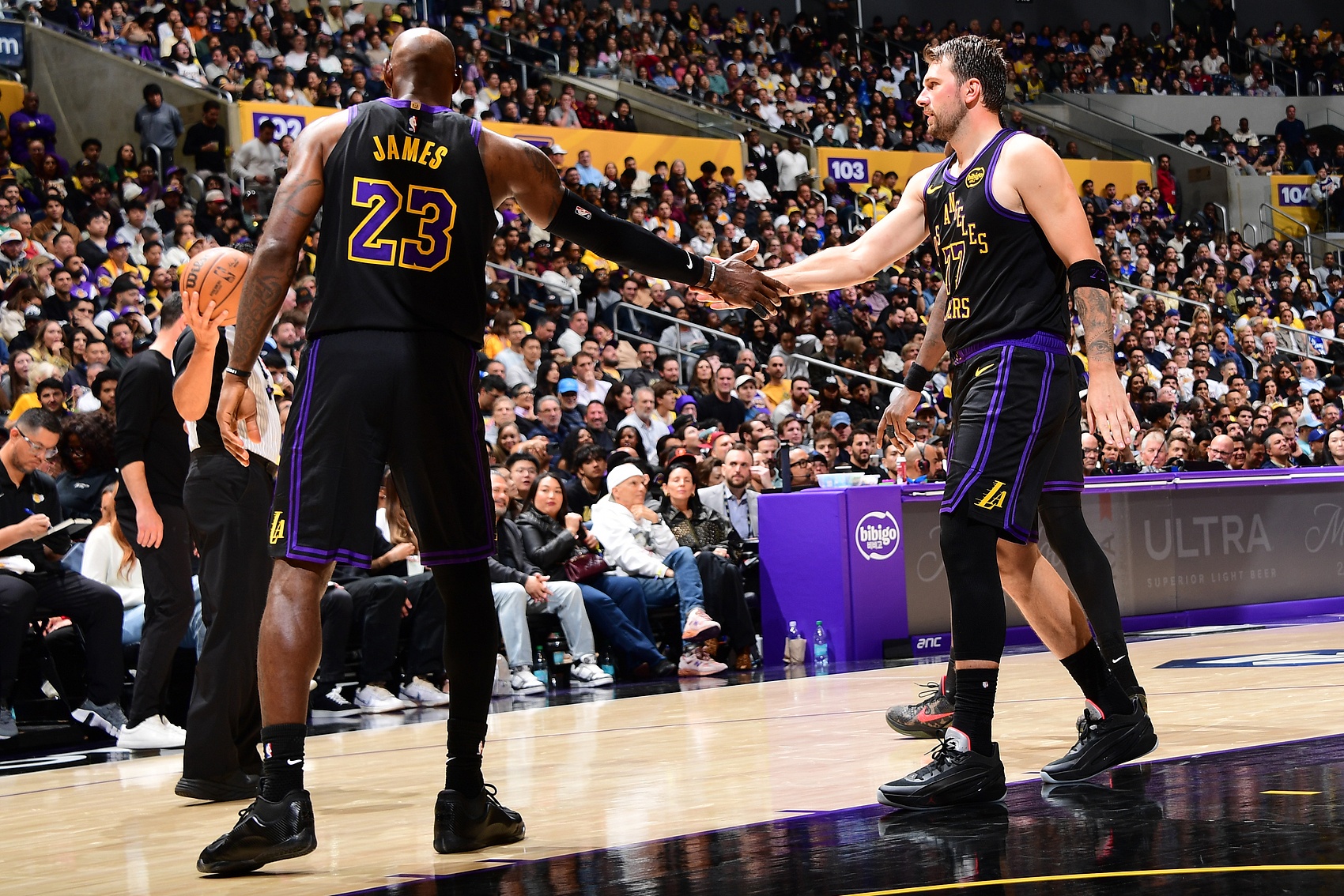 Windhorst：湖人雙時(shí)間線困局 詹皇離隊(duì)將是污點(diǎn)
