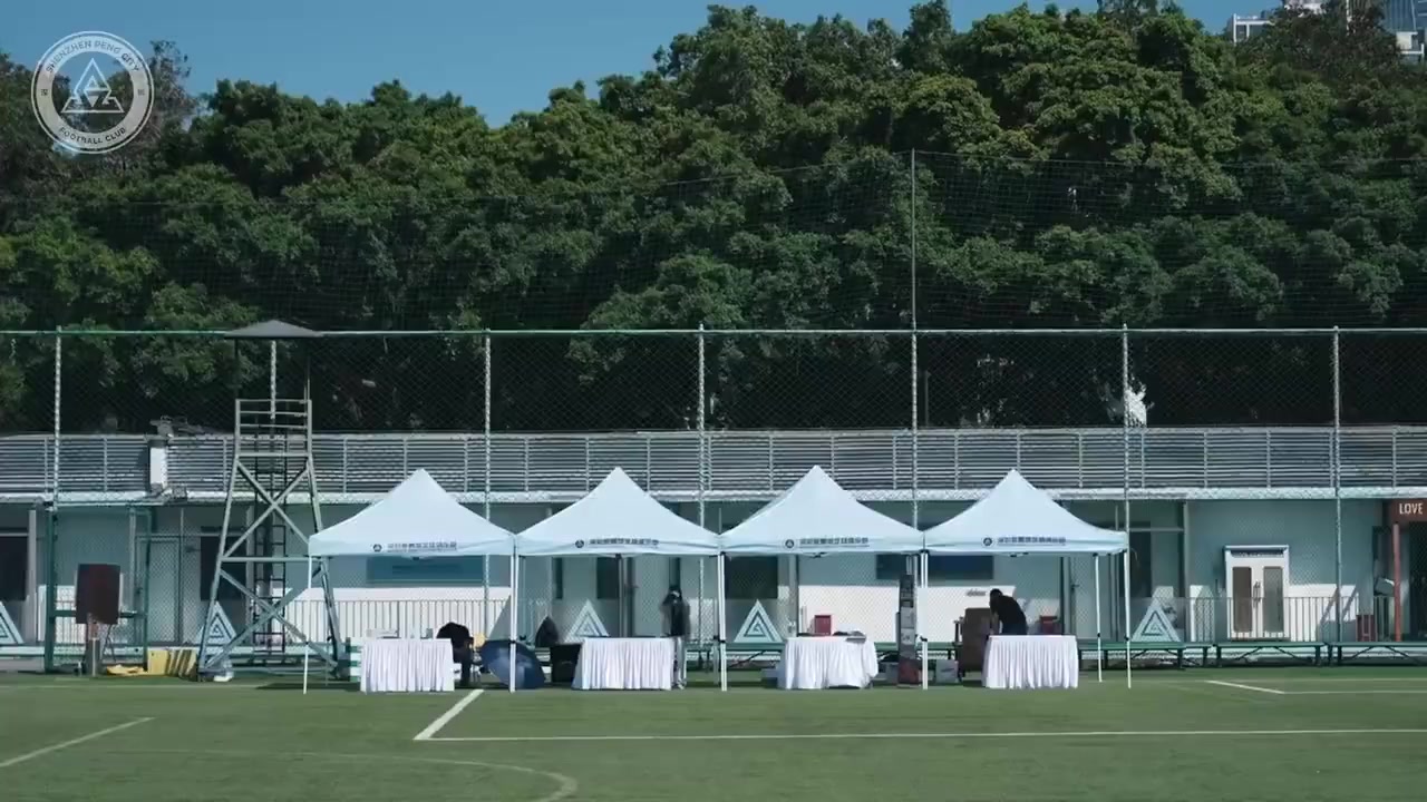 高溫預警下的開放日：數(shù)百球迷涌訓練場 簽名合影互動超預期