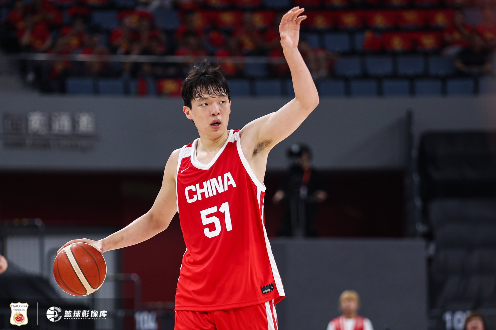 楊瀚森首發(fā)7+8，廖三寧末節(jié)連得4分救主，中國男籃65-60險勝荷蘭